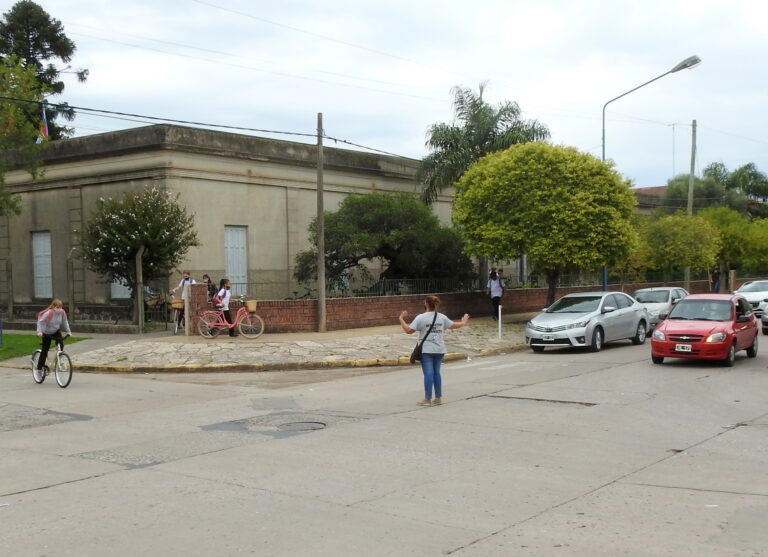 Nuevas estrategias para ordenar el tránsito a la salida de las escuelas