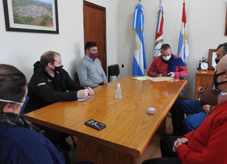 Apertura de sobres para la adquisición de una chipeadora