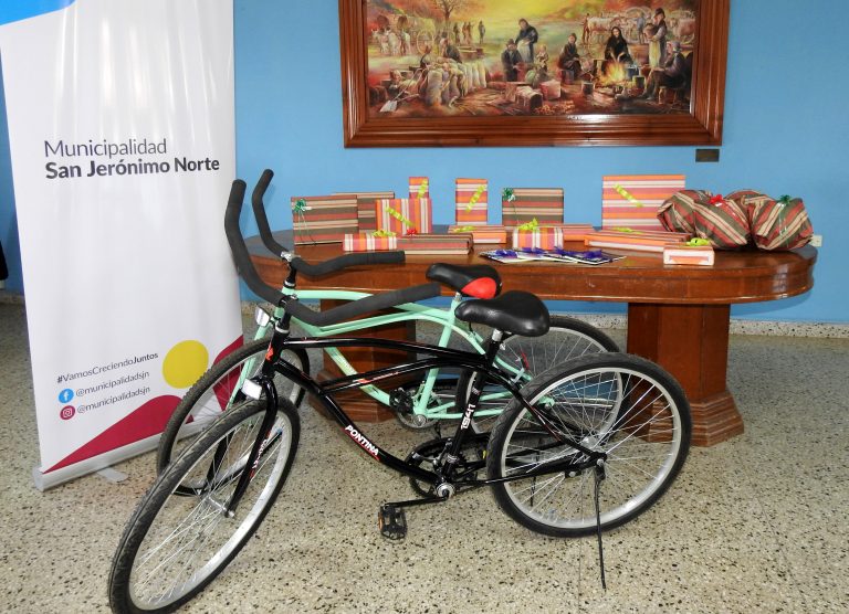 Entrega de premios a los ganadores del sorteo “Mes de la Niñez”