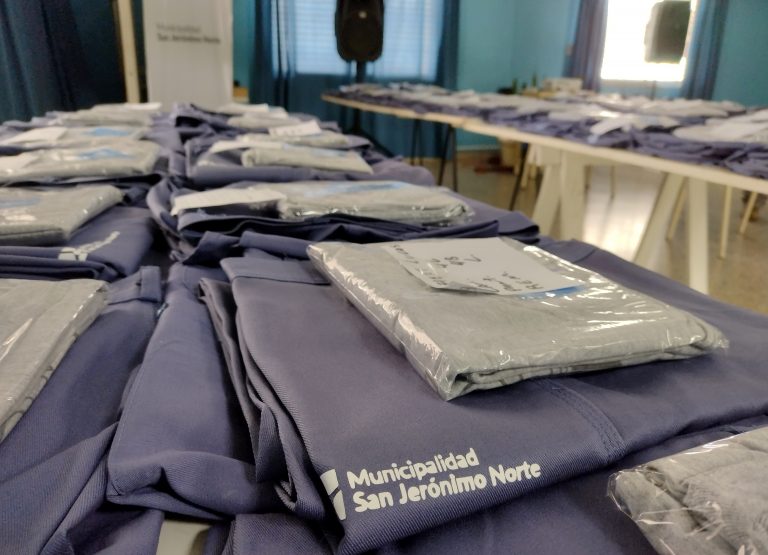 Entrega de indumentaria para el personal