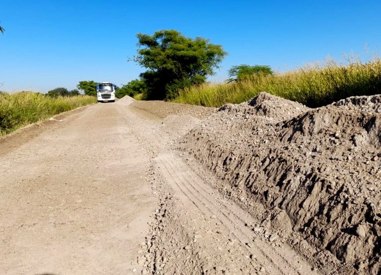 1800 metros de ripio colocados en la traza rural
