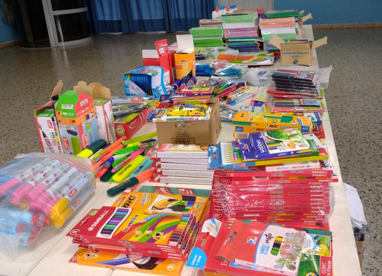 Campaña de útiles escolares  y guardapolvos