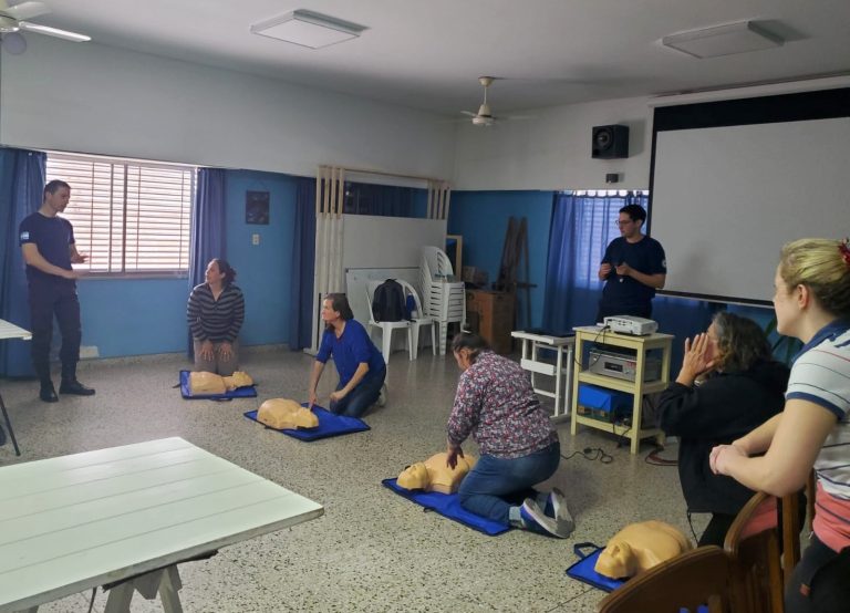Bomberos Voluntarios brindaron una capacitación en el curso Atención y Cuidados de Adultos Mayores