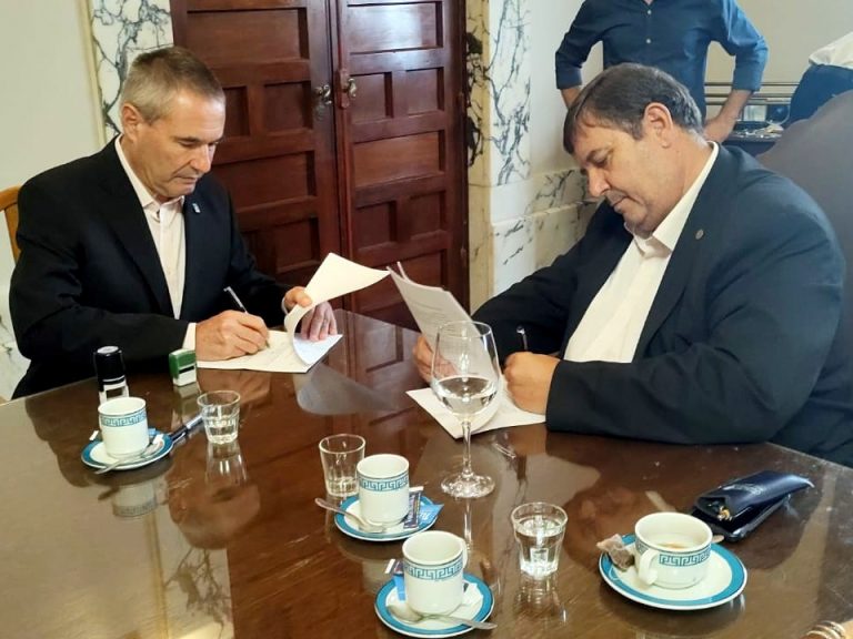 Firma de convenios con el rector de la UNL