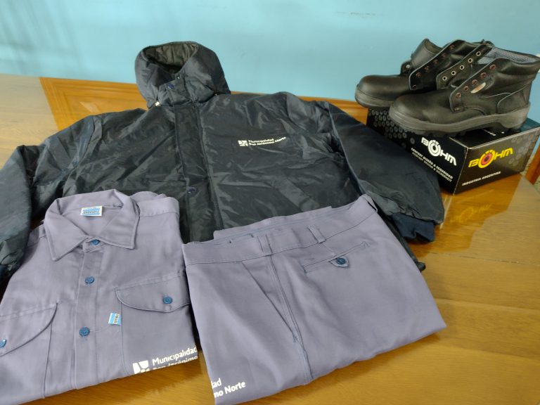 Entrega de indumentaria para el personal